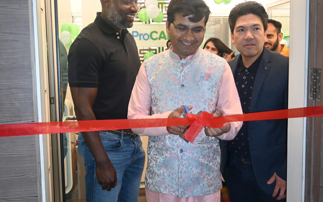 Ribbon-cutting Piyush Director of Ops India with Jack-CEO